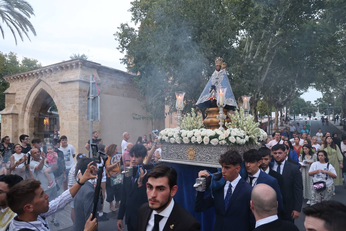 Fotos: La Virgen de la Fuensanta, entre ríos de juventud cofrade a la Catedral