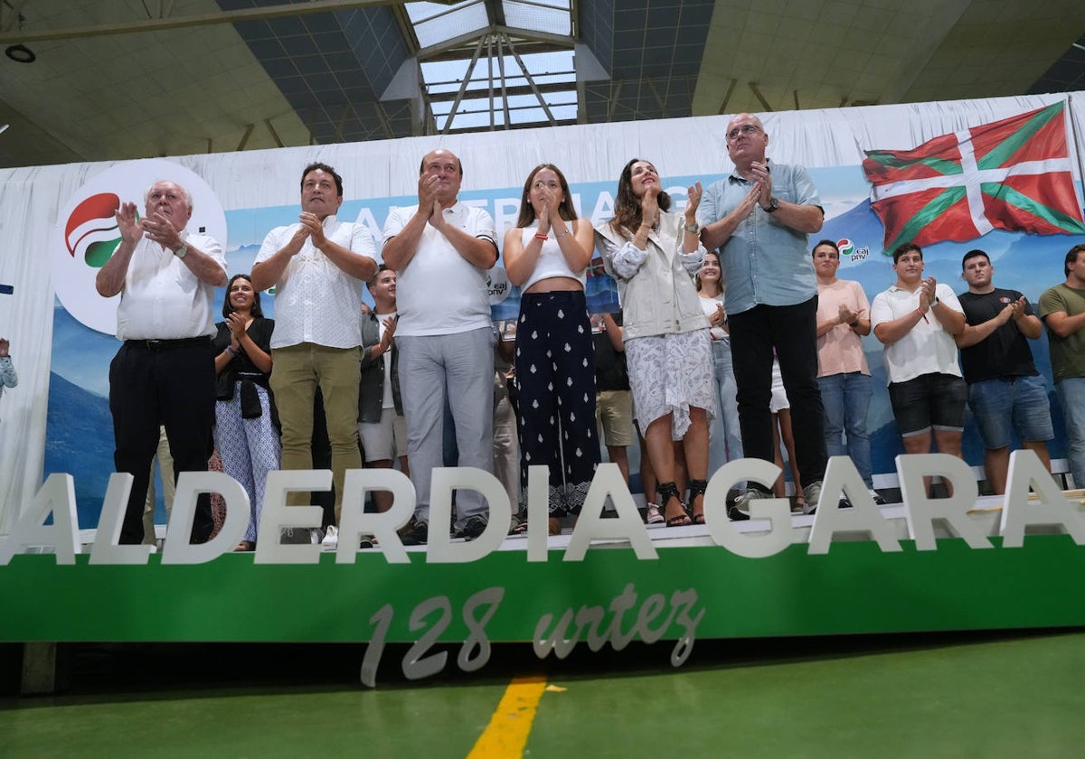 Los dirigentes del PNV aplauden en el acto que dio inicio al curso político