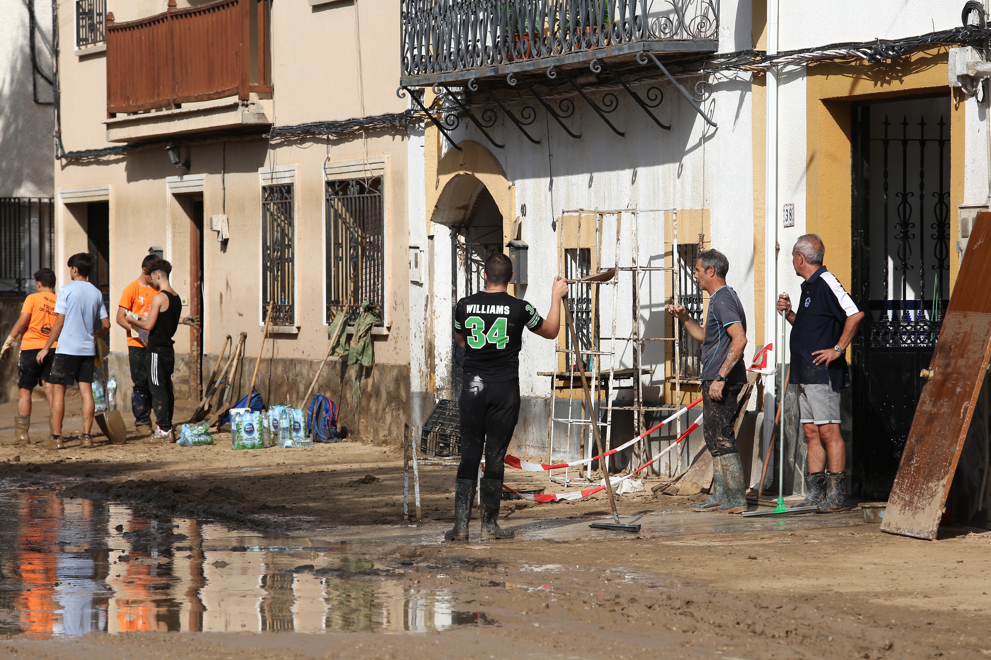 Las imágenes de un pueblo que se ha quedado hasta sin plaza por la DANA