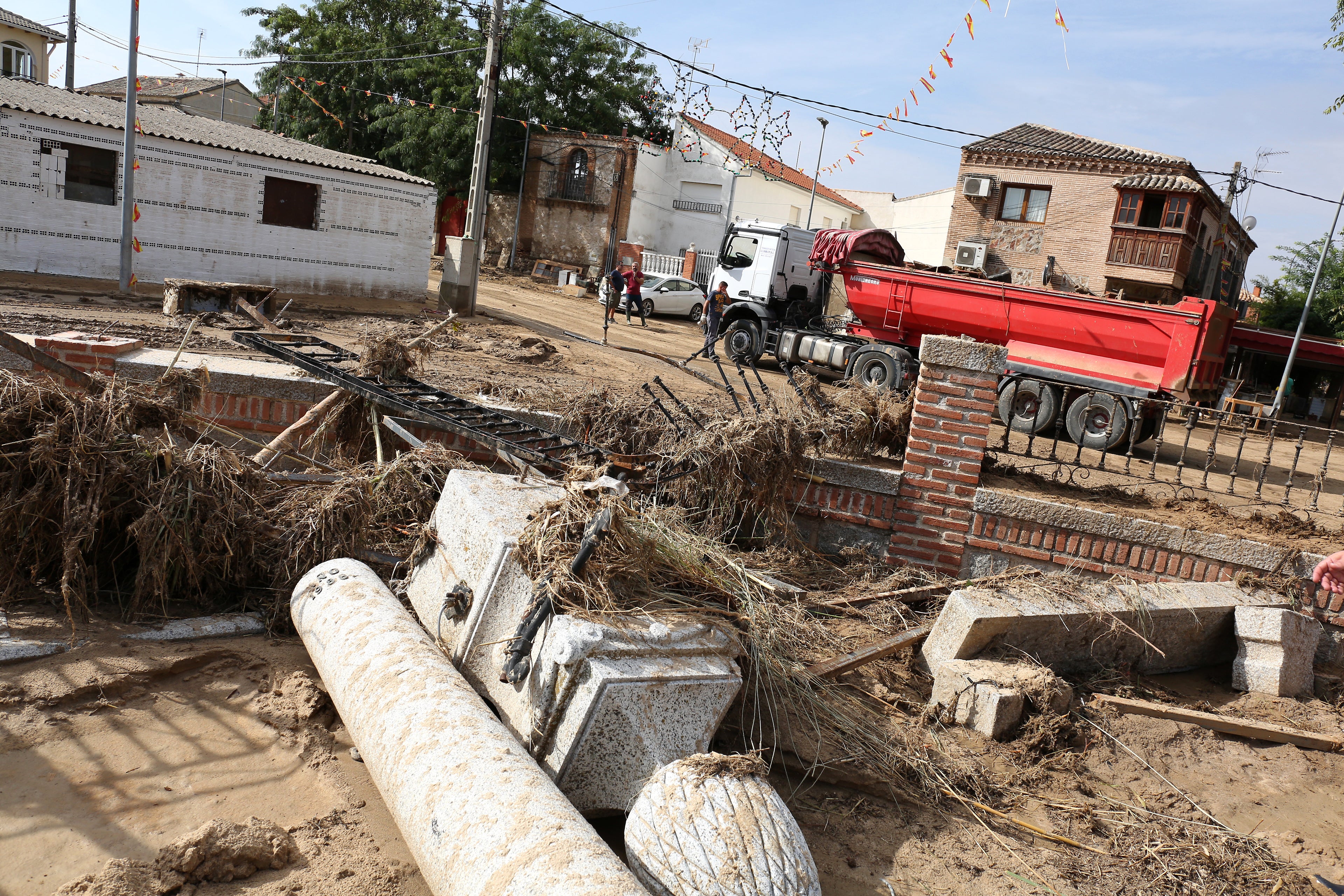 Las imágenes de un pueblo que se ha quedado hasta sin plaza por la DANA