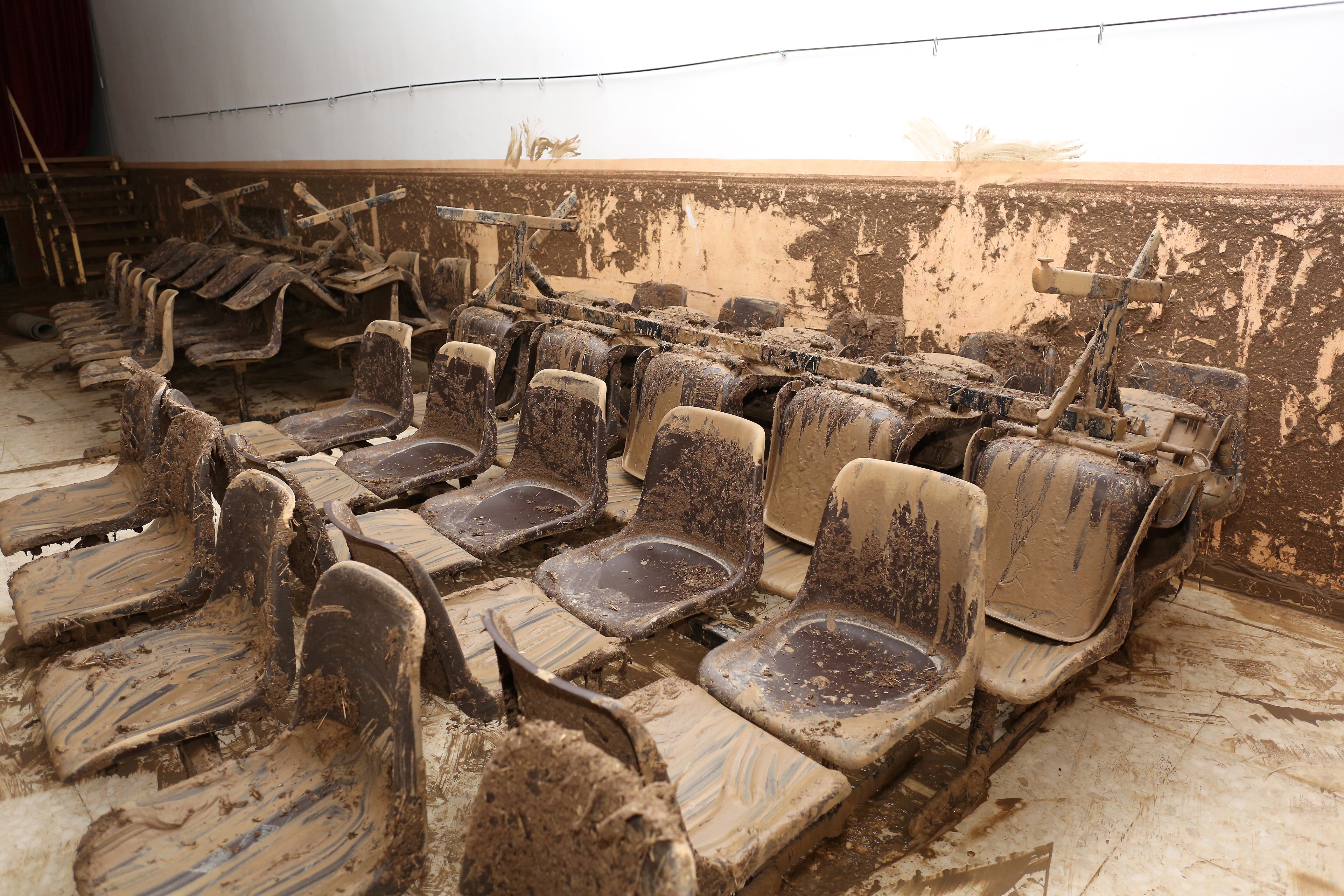 Las imágenes de un pueblo que se ha quedado hasta sin plaza por la DANA