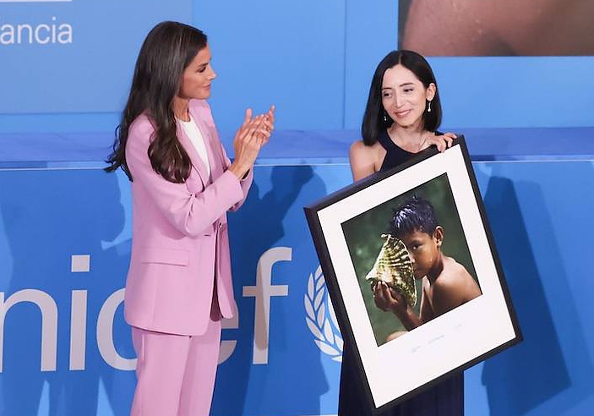 La Reina entrega el Premio Comunica a la periodista de ABC Alexia Columba Jerez