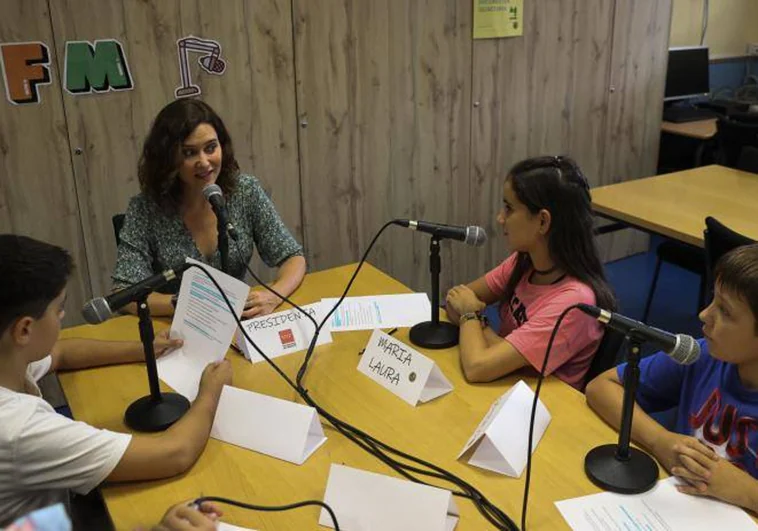 Díaz Ayuso, con alumnos del colegio público San Juan Bautista, en Arganda del Rey