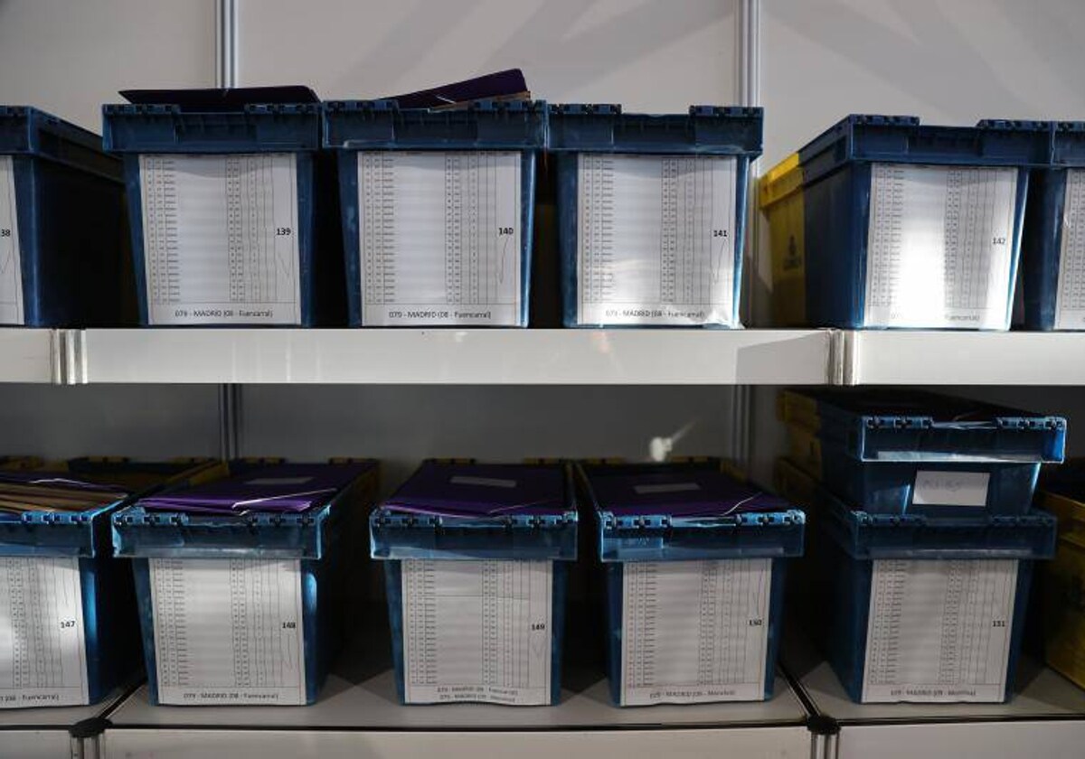 Las cajas donde viajó el voto CERA desde los consulados hasta Madrid