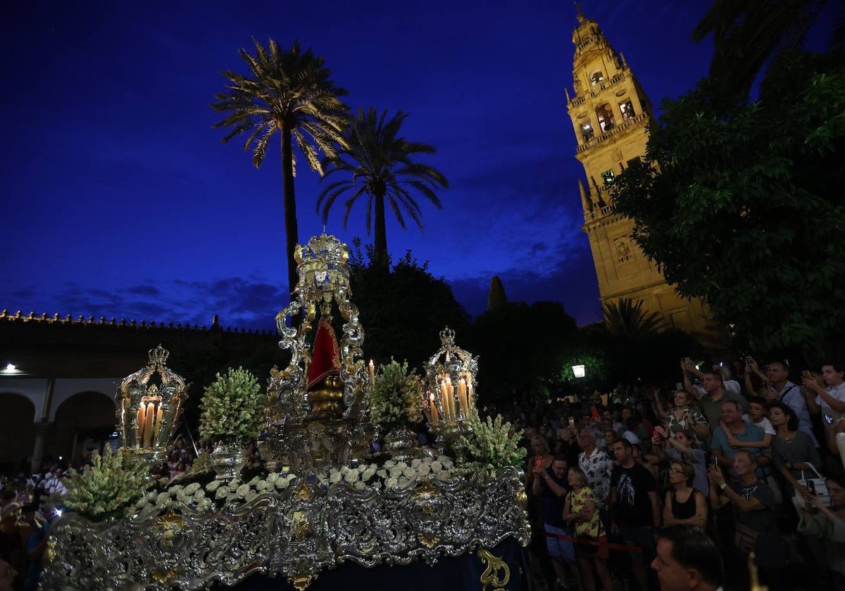 Nuestra Señora de la Fuensanta, por el Patio de los Naranjos sale de la Catedral en procesión de regreso al santuario, este jueves