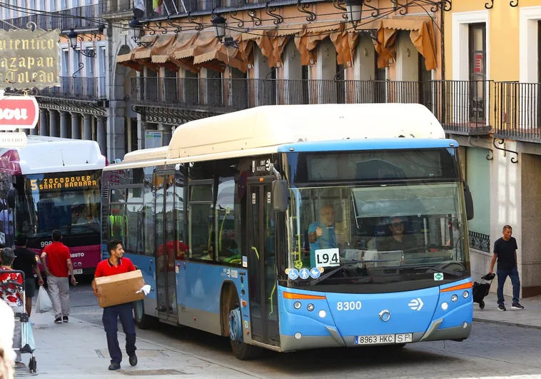 Uno de los autobuses cedidos por el Ayuntamiento de Madrid a la ciudad de Toledo: detrás de uno de los vehículos que se ha salvado de la DANA