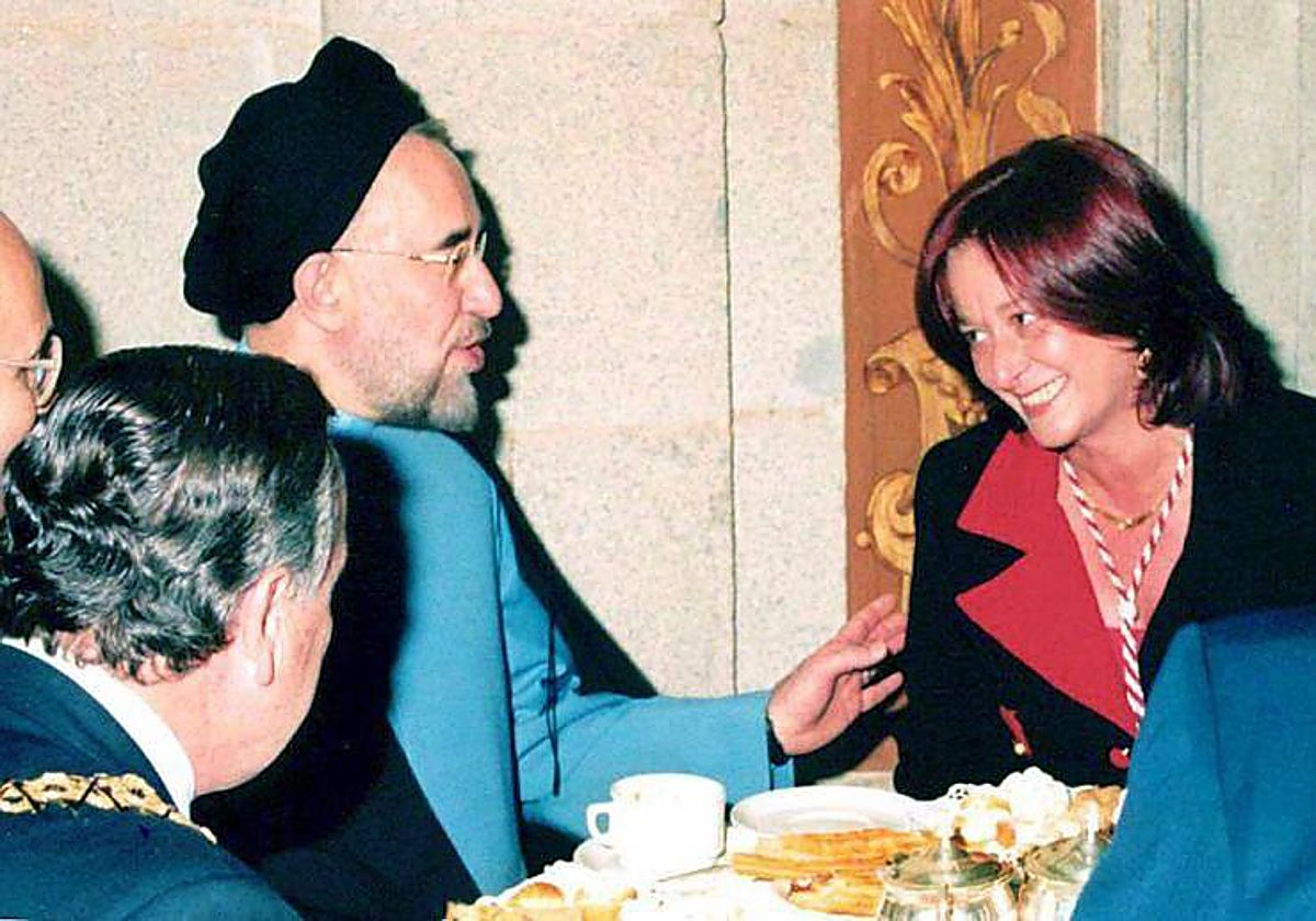 Jatami, en octubre de 2002, durante el desayuno en la Casa de la Villa, departe con Mercedes de la Merced, ante la mirada de Álvarez del Manzano (de espaldas)