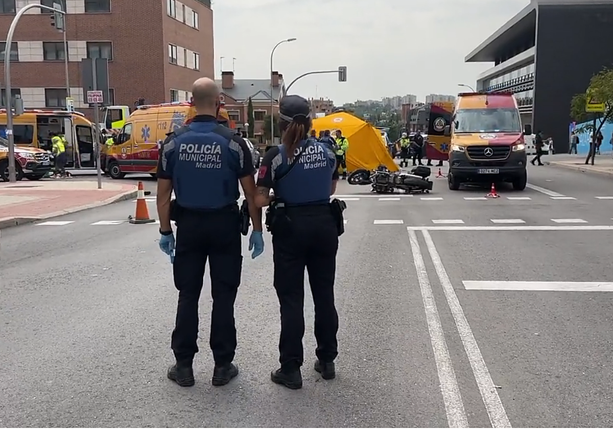 Agentes de la Policía Municipal y sanitarios de Samur-Protección Civil en el lugar del accidente en Montecarmelo
