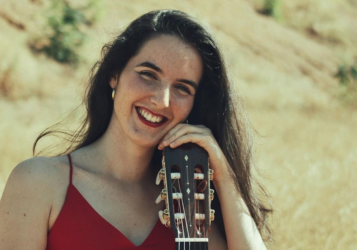 Teresa Jiménez posa junto a su guitarra en una instantánea en sus redes