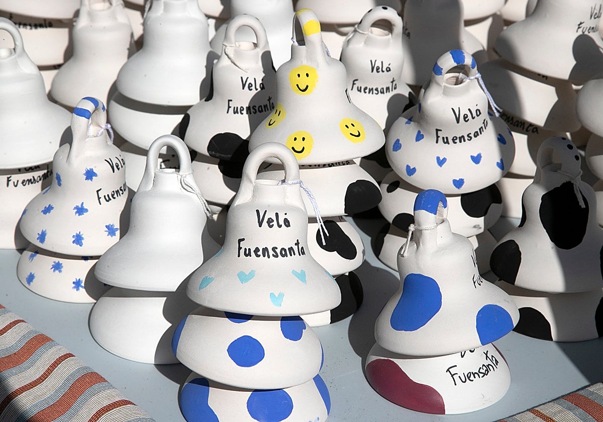 Campanas expuestas en la plaza del Pocito