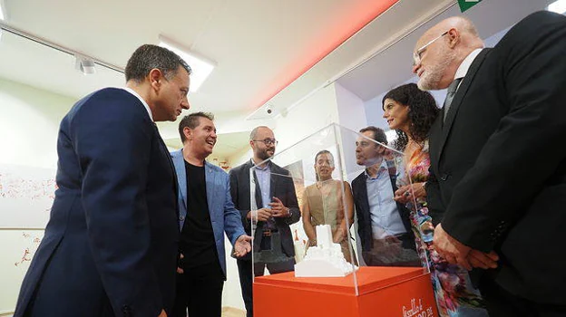 Santiago Caballero y Manuel Serrano y Francisco Tierraseca durante el recorrido por el stand de Feria de Albacete