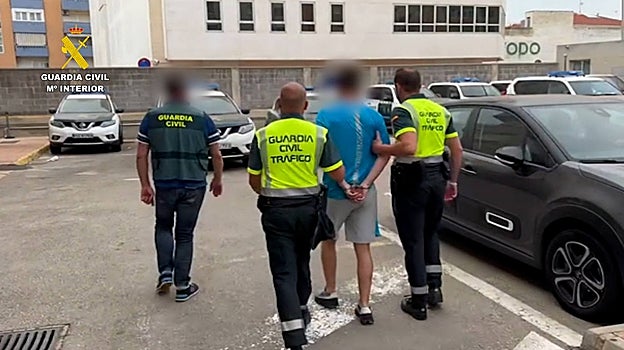 Imagen de la detención del presunto autor de la colisión huido tras el impacto