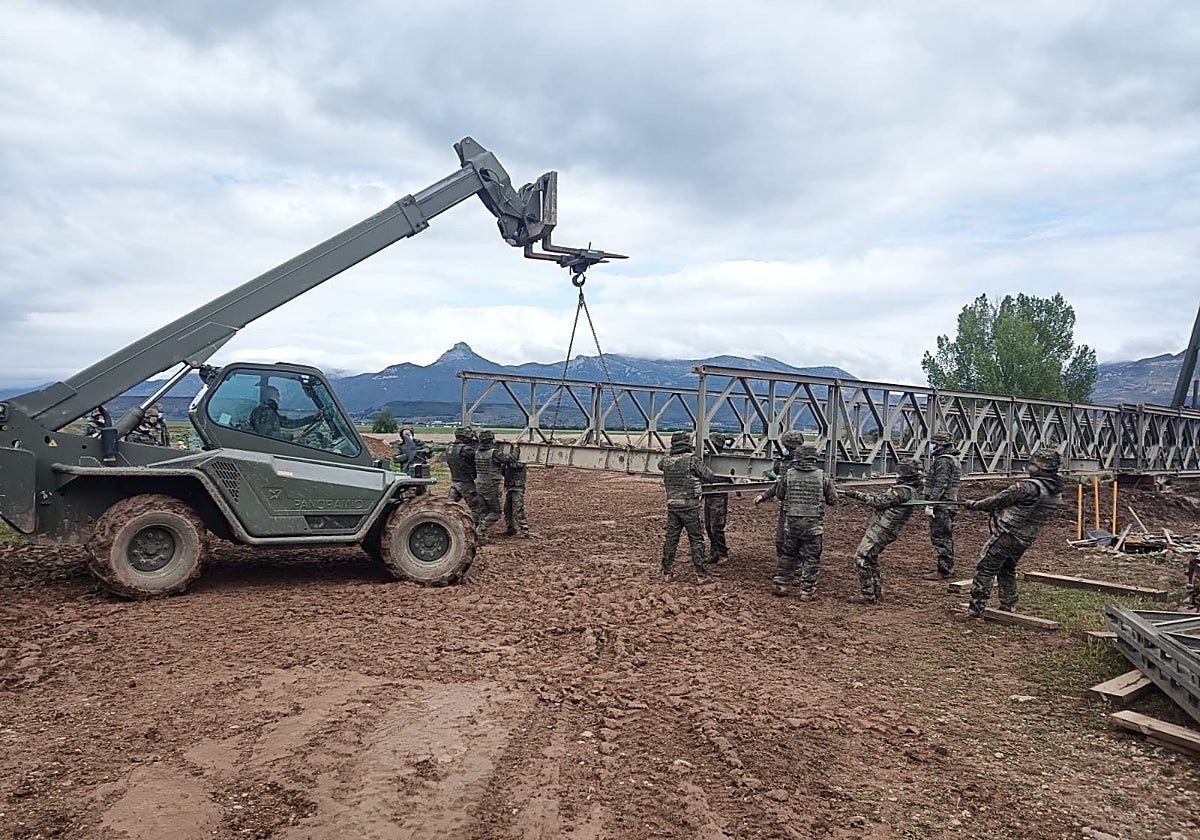 Miembros del Ejército de Tierra en la instalación de un puente