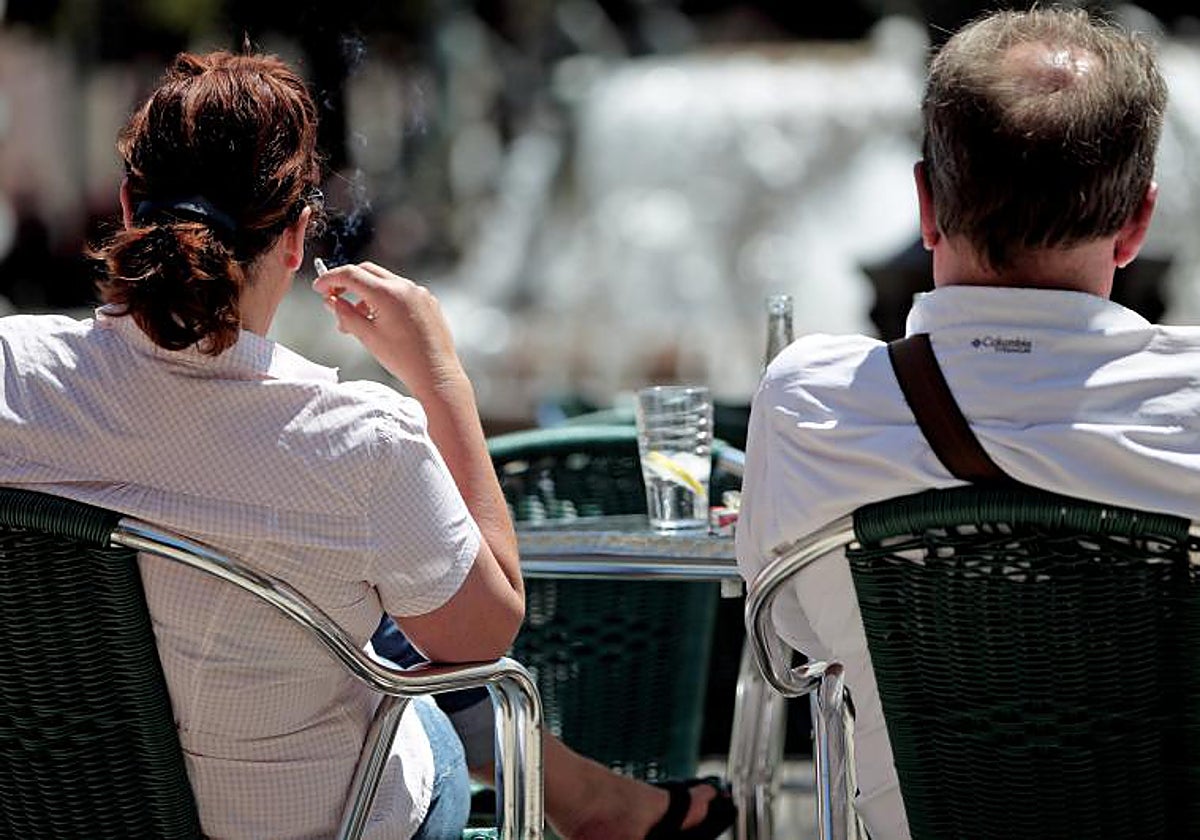 Una fumadora en la terraza de un bar en Valencia, en imagen de archivo.