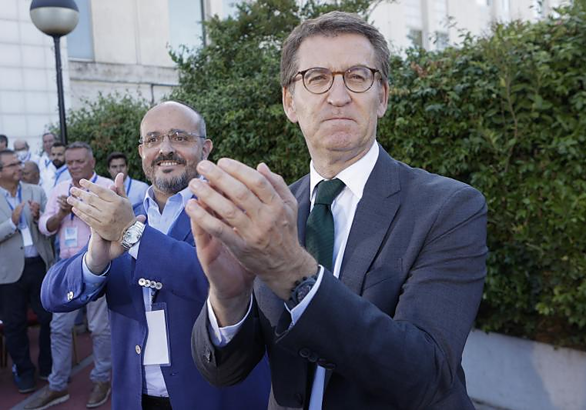 Alejandro Fernández y Alberto Núñez Feijóo, en la escuela de verano del PP catalán, en julio de 2022