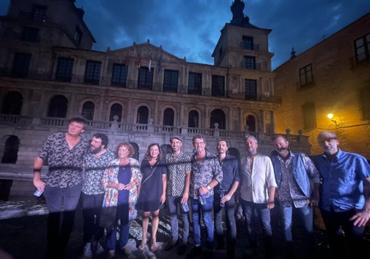 La concejala de Cultura, Ana Pérez, asistió al concierto de Amable Rodríguez.  TLD Setenta en la Plaza del Ayuntamiento