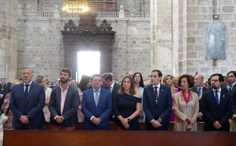 Imagen principal - Autoridades durante la misa solemne;  el alcalde de Valladolid, Jesús Julio Carnero;  y el arzobispo de la diócesis, Luis Argüello