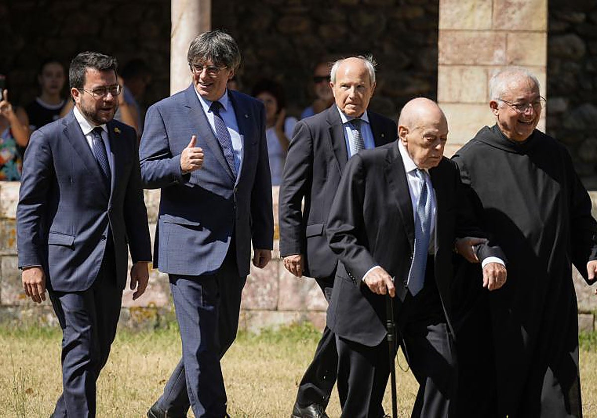 Carles Puigdemont y Pere Aragonès, junto a los expresidentes catalanes José Montilla y Jordi Pujol, el pasado agosto en Codalet (Francia)