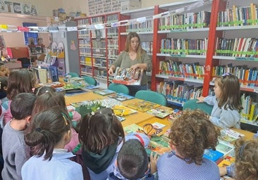 De maestra a bibliotecaria llevando el libro de puerta a puerta en Segurilla