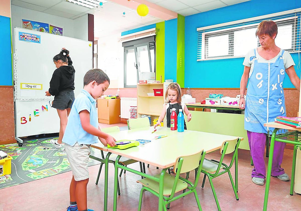 Isabel enseña el aula a sus alumnos de Cogeces de Íscar (Valladolid)