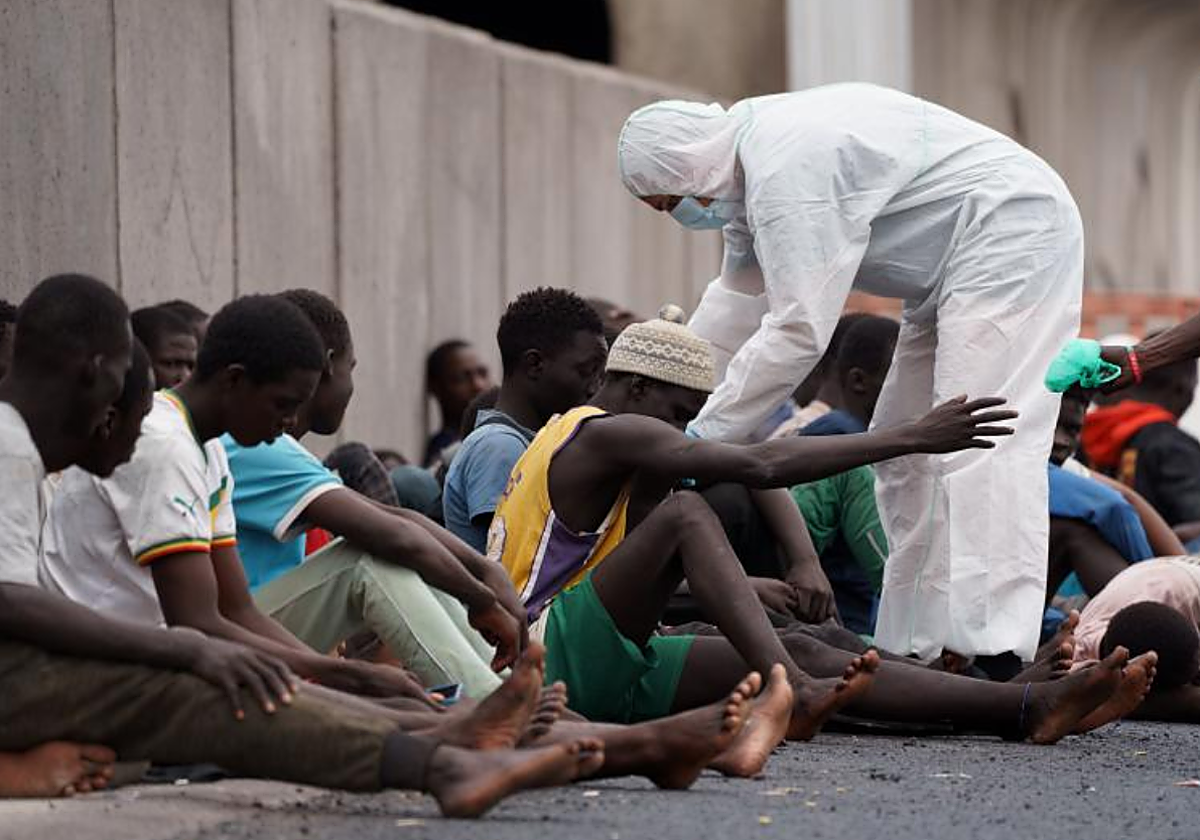 Rescate de los ocupantes de un cayuco la pasada semana en Granadilla, en el sur de Tenerife
