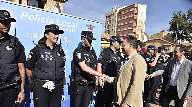 Manuel Serrano saluda a algunos de los representantes de las fuerzas de Seguridad del Estado que trabajan en la feria