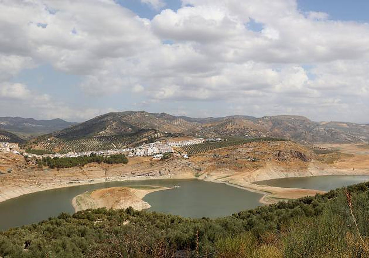 El Ayuntamiento de Baena explica que el agua llega de tres bolsas de agua entre ellas, Iznájar