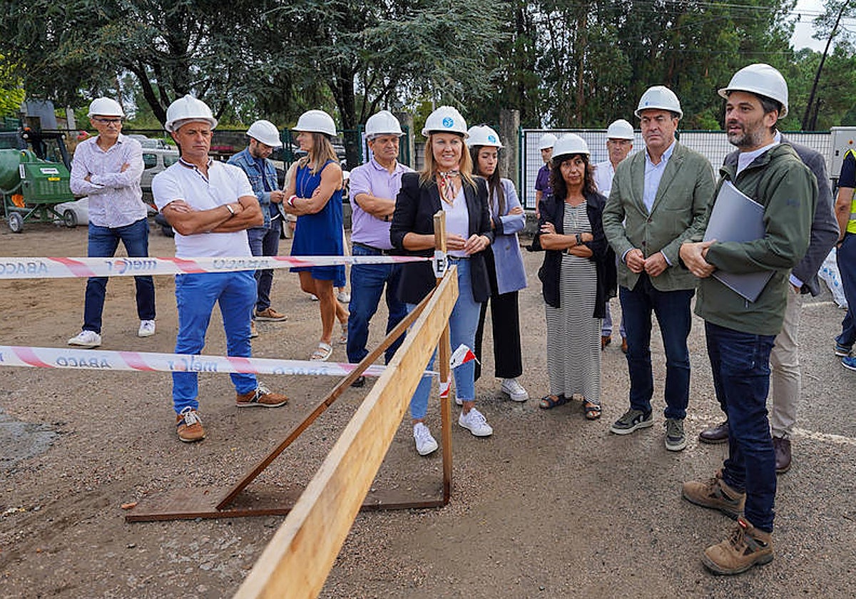 Román Rodríguez (segundo por la derecha), en el IES Pedras Rubias