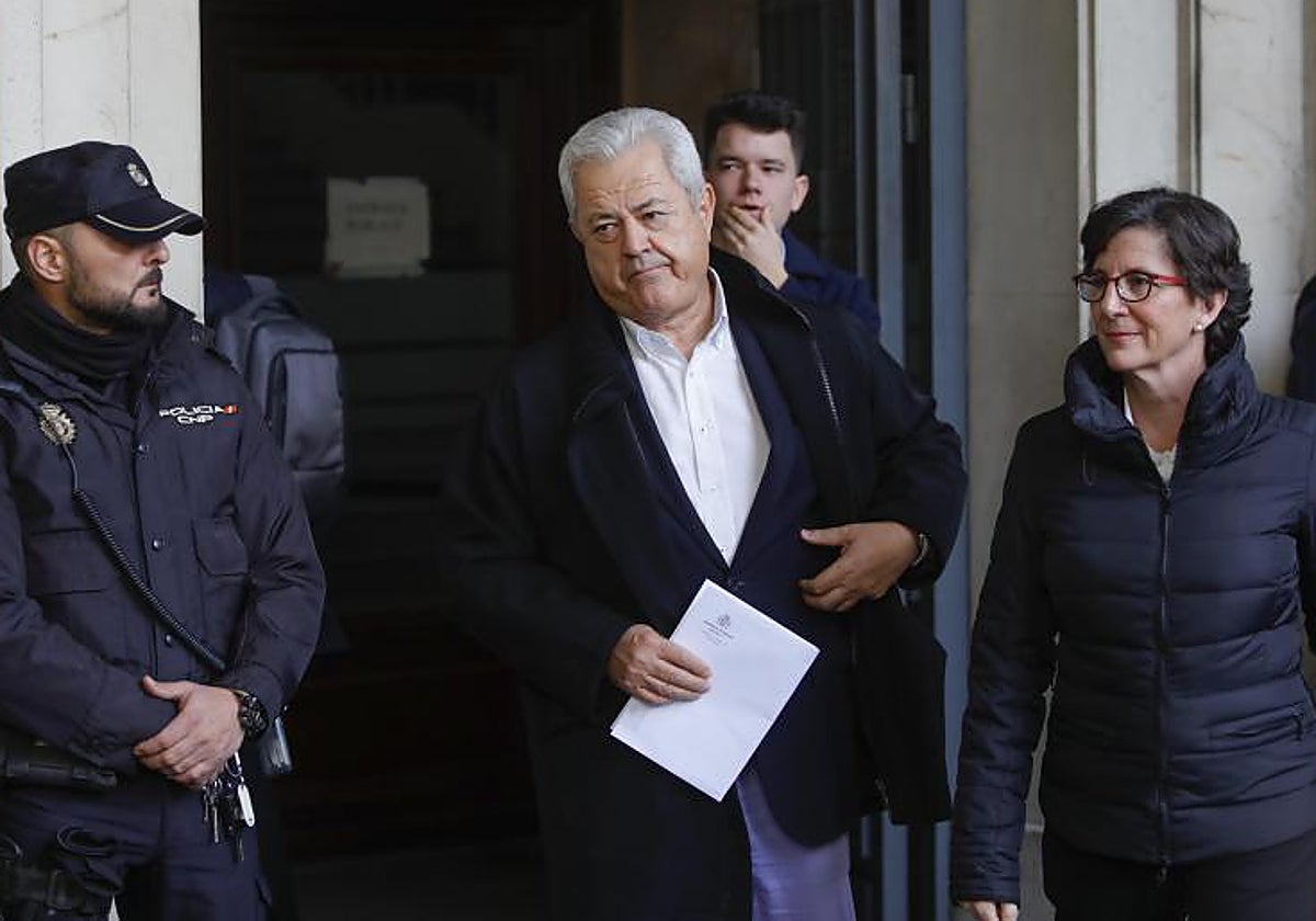 El exconsejero de Innovación Francisco Vallejo (centro) saliendo de la Audiencia de Sevilla