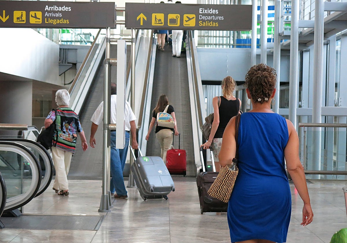 Imagen de archivo de pasajeros en el Aeropuerto de Alicante-Elche