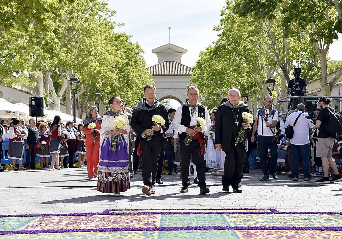 Manuel Serrano durante la ofrenda floral a la Virgen de los Llanos