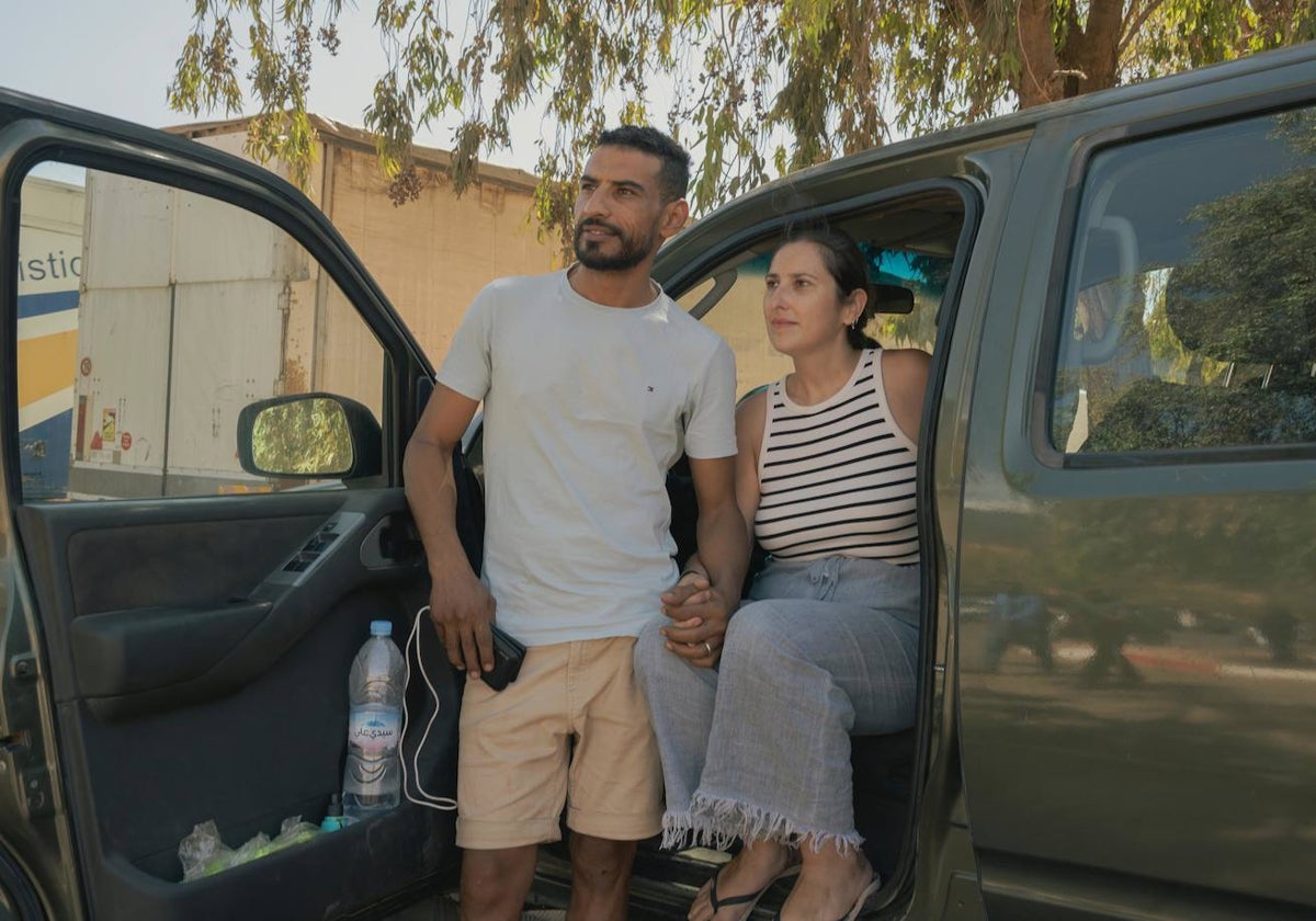 La sevillana Ana junto a su marido, Jawal, quienes pasan gran parte del año en Asni, donde se ha dejado sentir el terremoto de Marruecos