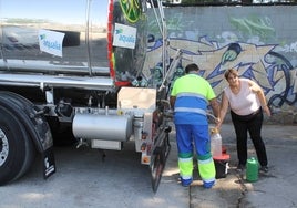 Los camiones cisterna llegan a Baena para repartir agua potable en cuatro puntos del municipio