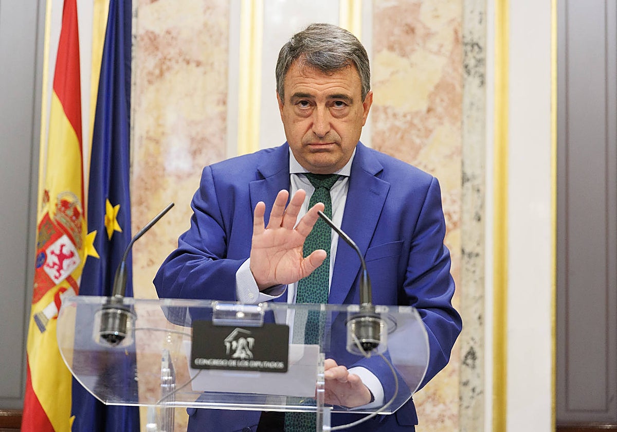 El Portavoz parlamentario del PNV, Aitor Esteban, comparece tras la sesión constitutiva