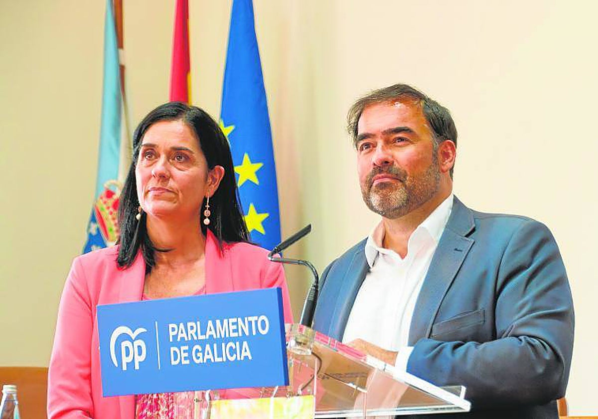 Alberto Pazos, junto a su compañera Paula Prado, en una comparecencia en el Parlamento gallego