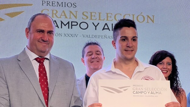 Julián Martínez y Santiago Cabañero con uno de los premiados en esta edición