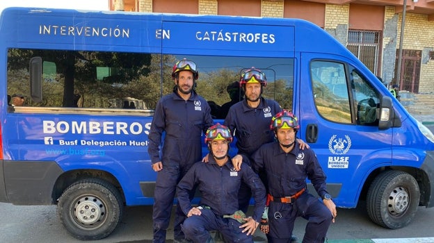 El grupo cordobés junto a una furgoneta de Bomberos Unidos Sin Fronteras