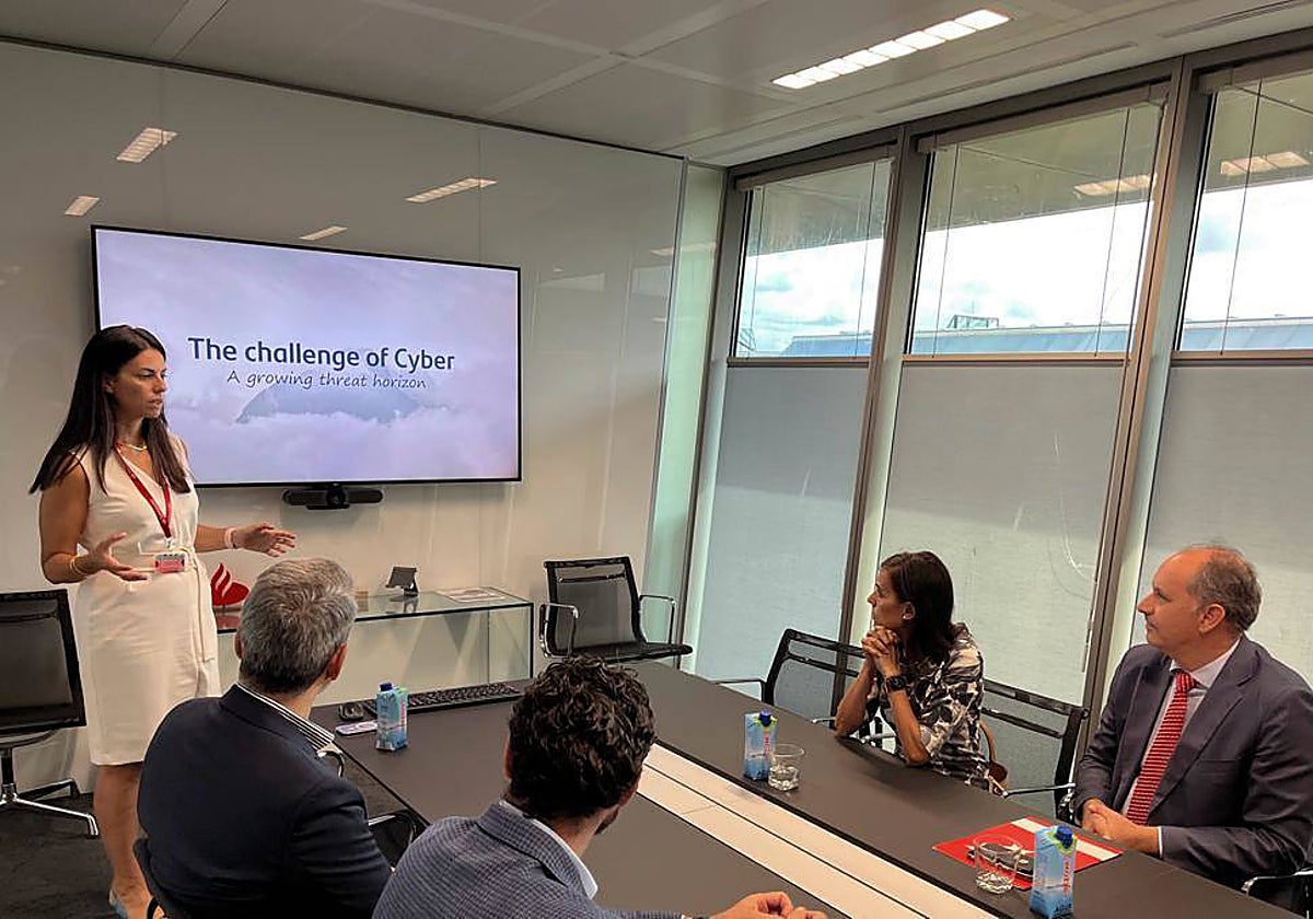 El consejero de Digitalización (dcha) durante su visita a las instalaciones dedicadas a ciberseguridad del Grupo Santander