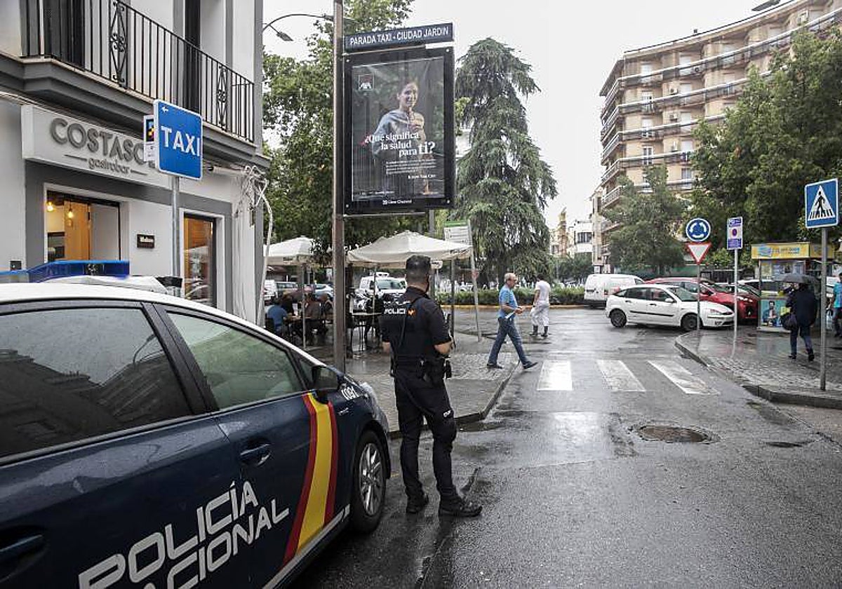 Agentes de la Policía Nacional en Ciudad Jardin en una imagen de archivo