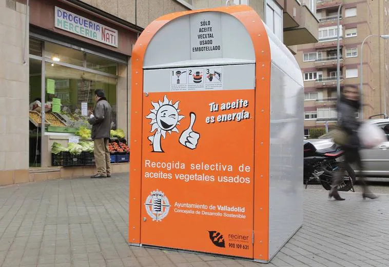 Detenida una pareja en Valladolid mientras extraía aceite reciclado de contenedores en la calle