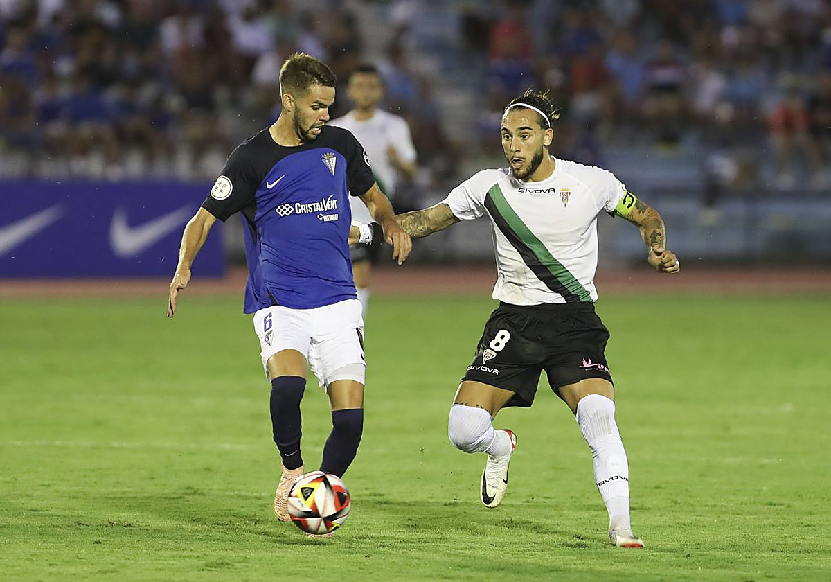 El central blanquiverde Gudelj durante una acción del partido ante el San Fernando