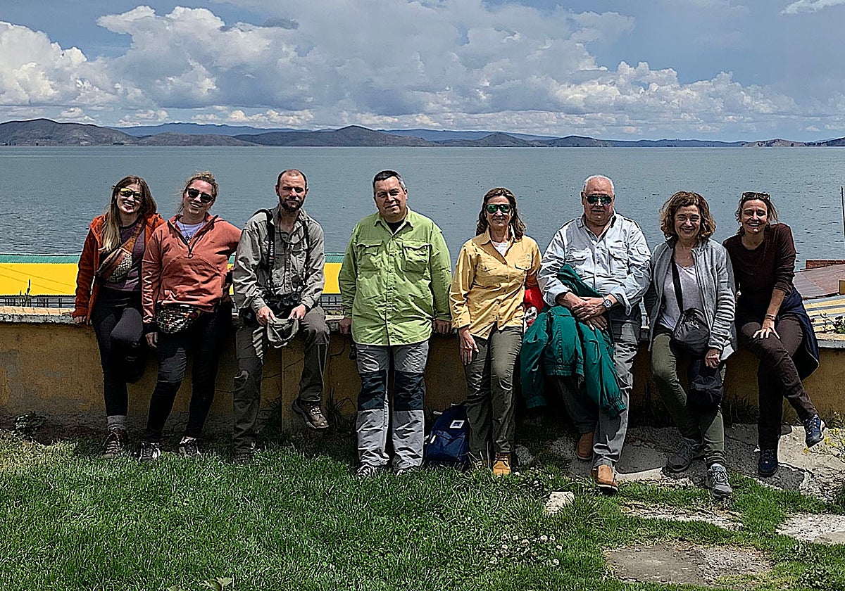 Adela Valero, Santiago Mas-Coma y María Dolores Bargues en el Lago Titicaca, en su reciente misión oficial a la zona de endemia del altiplano boliviano