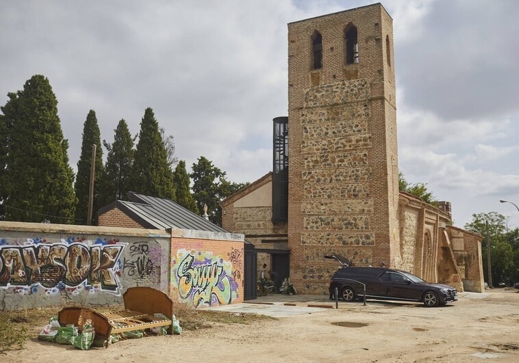 Vista general de la ermita de Santa María La Antigua, con una cama al frente