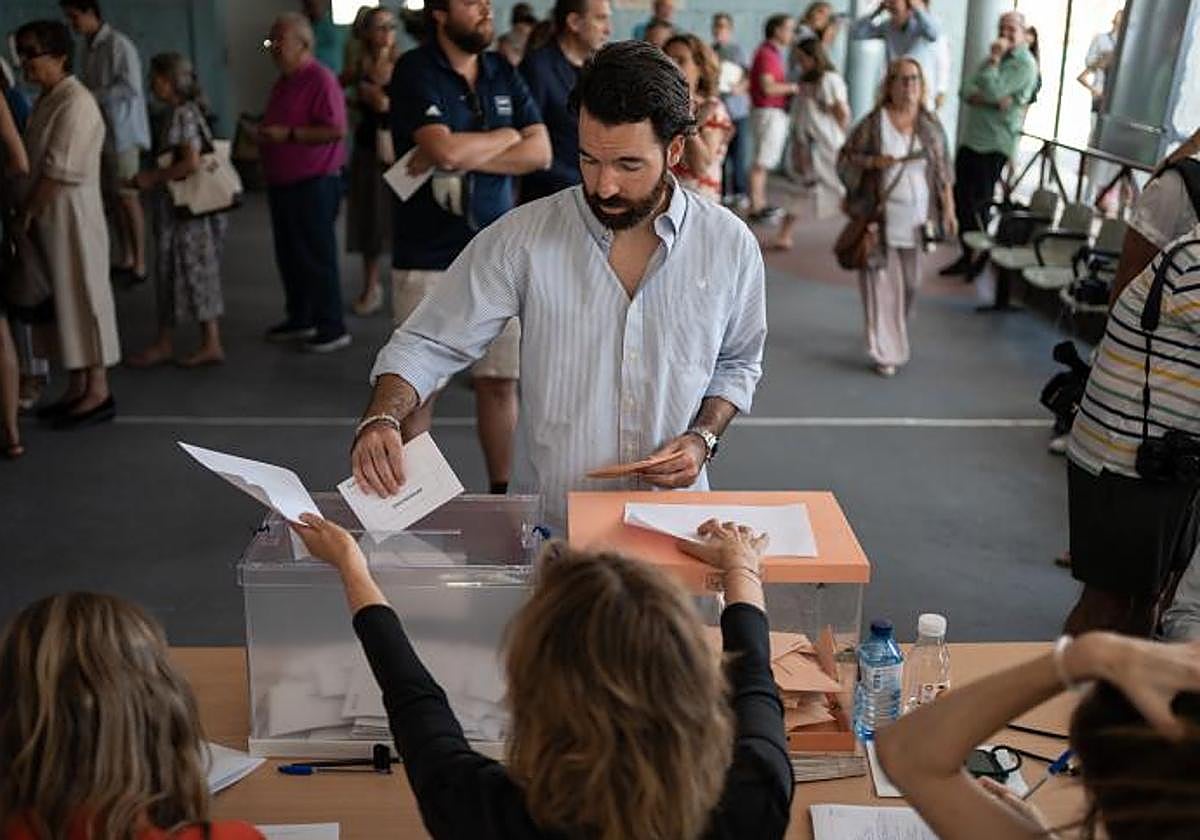 Un ciudadano vota en las pasadas elecciones del 23J