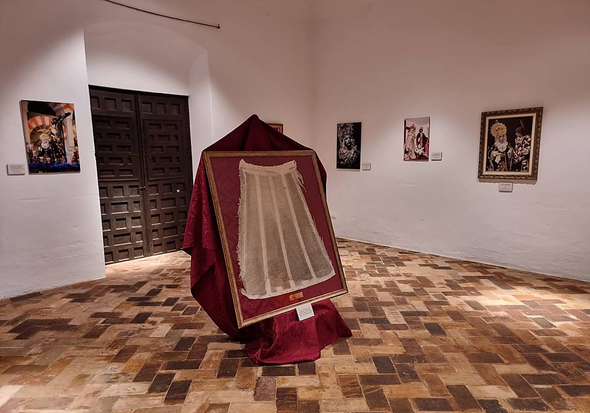 Exposición de fotografía, carteles y enseres de las Penas de Santiago en el convento de Santa Cruz, inaugurada el lunes