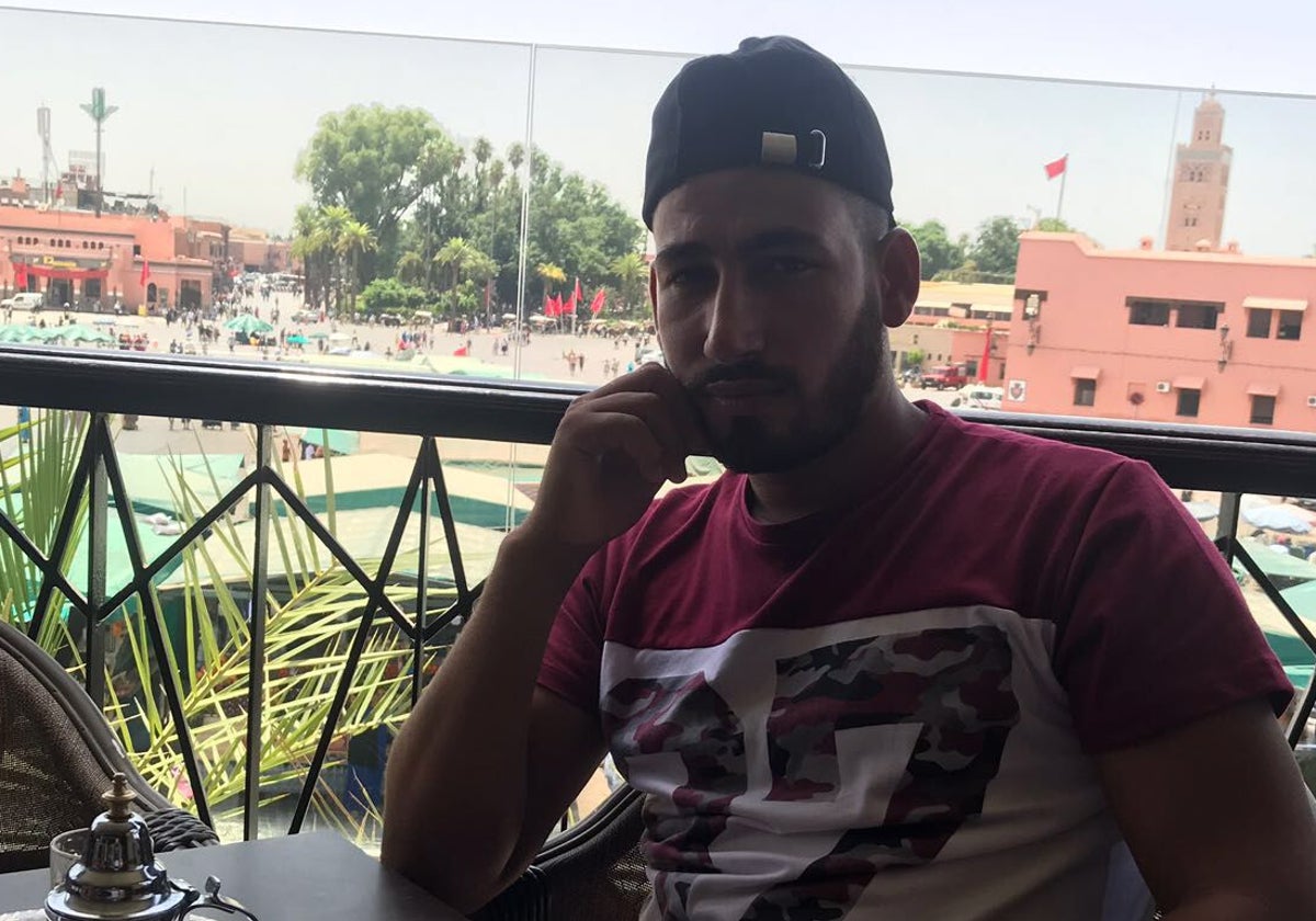 Hicham en la plaza de Jamaa lefna, la más famosa de Marrakech