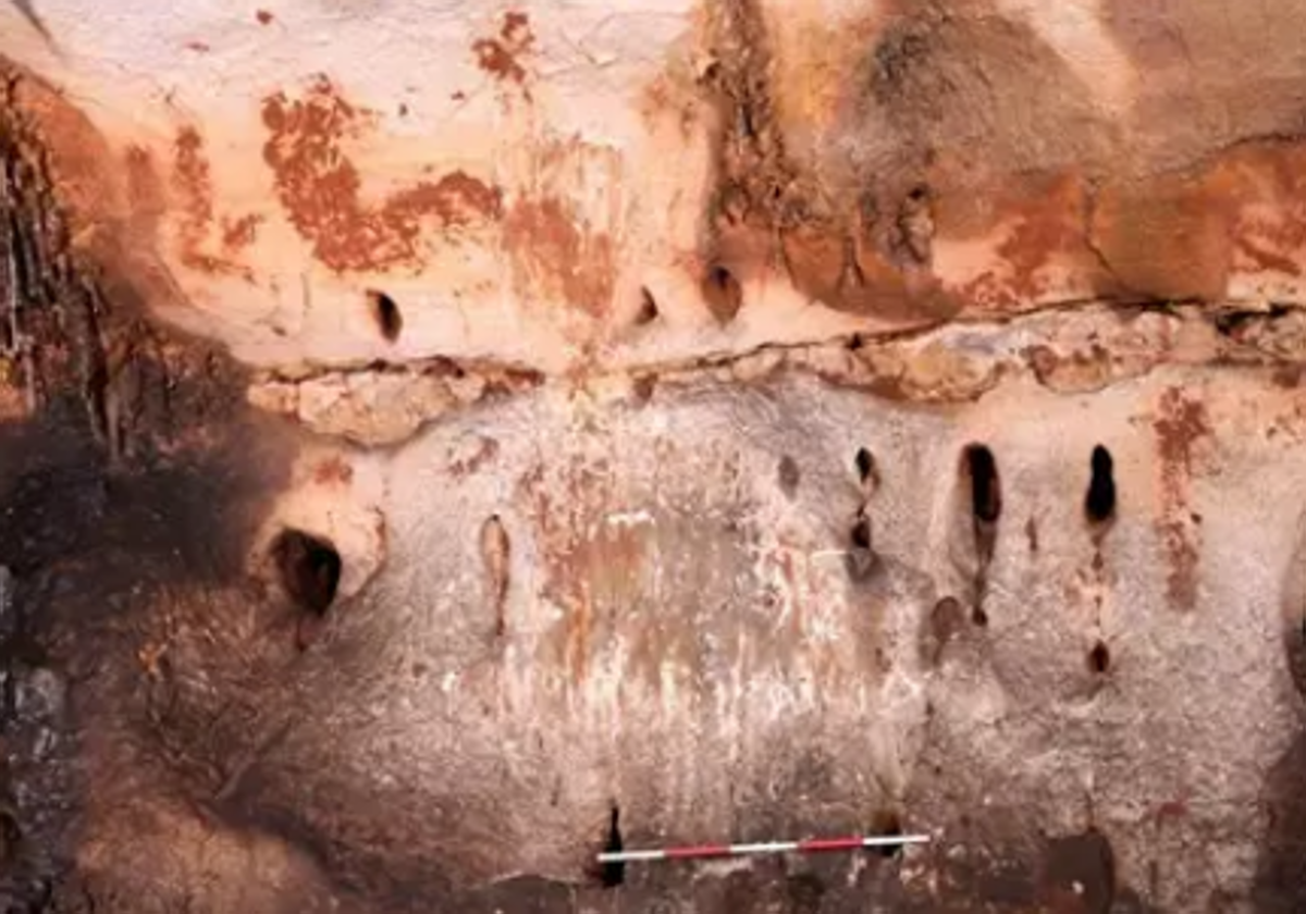 Motivos rupestres pintados con arcilla en la Cueva Dones de Millares en Valencia