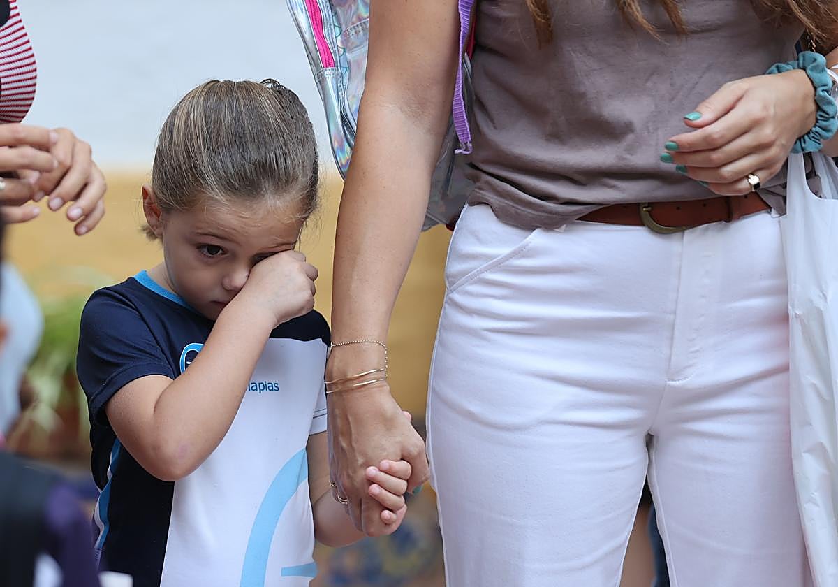 Una niña llora en la entrada al colegio este lunes
