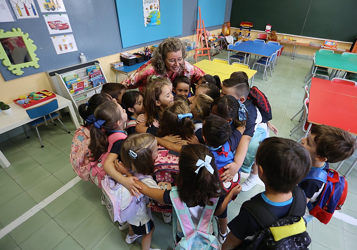 Un grupo de niños se abraza en su clase en la vuelta al cole