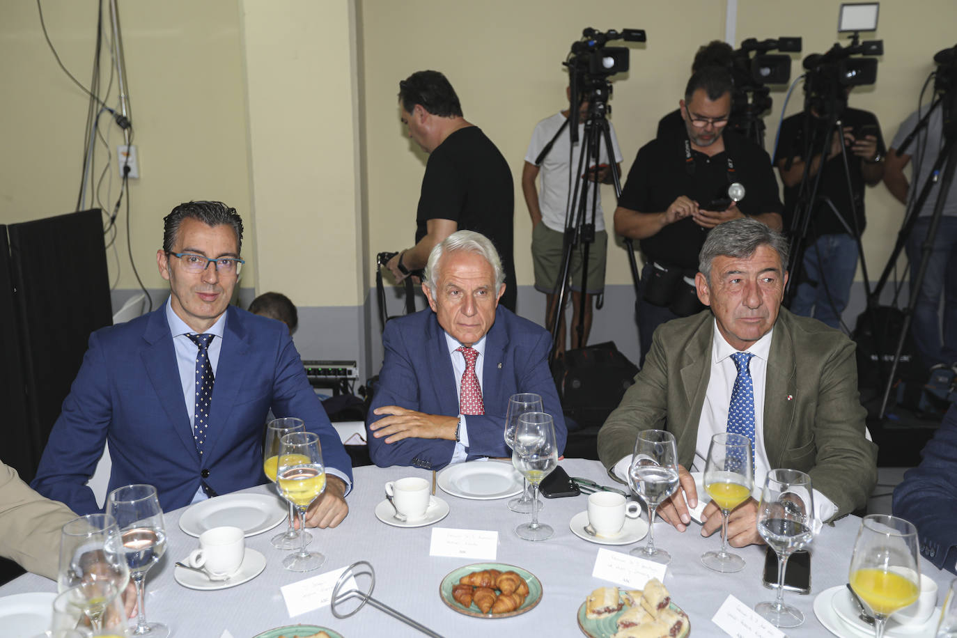 Joaquín Segovia, Antonio Pascual y Santiago de León